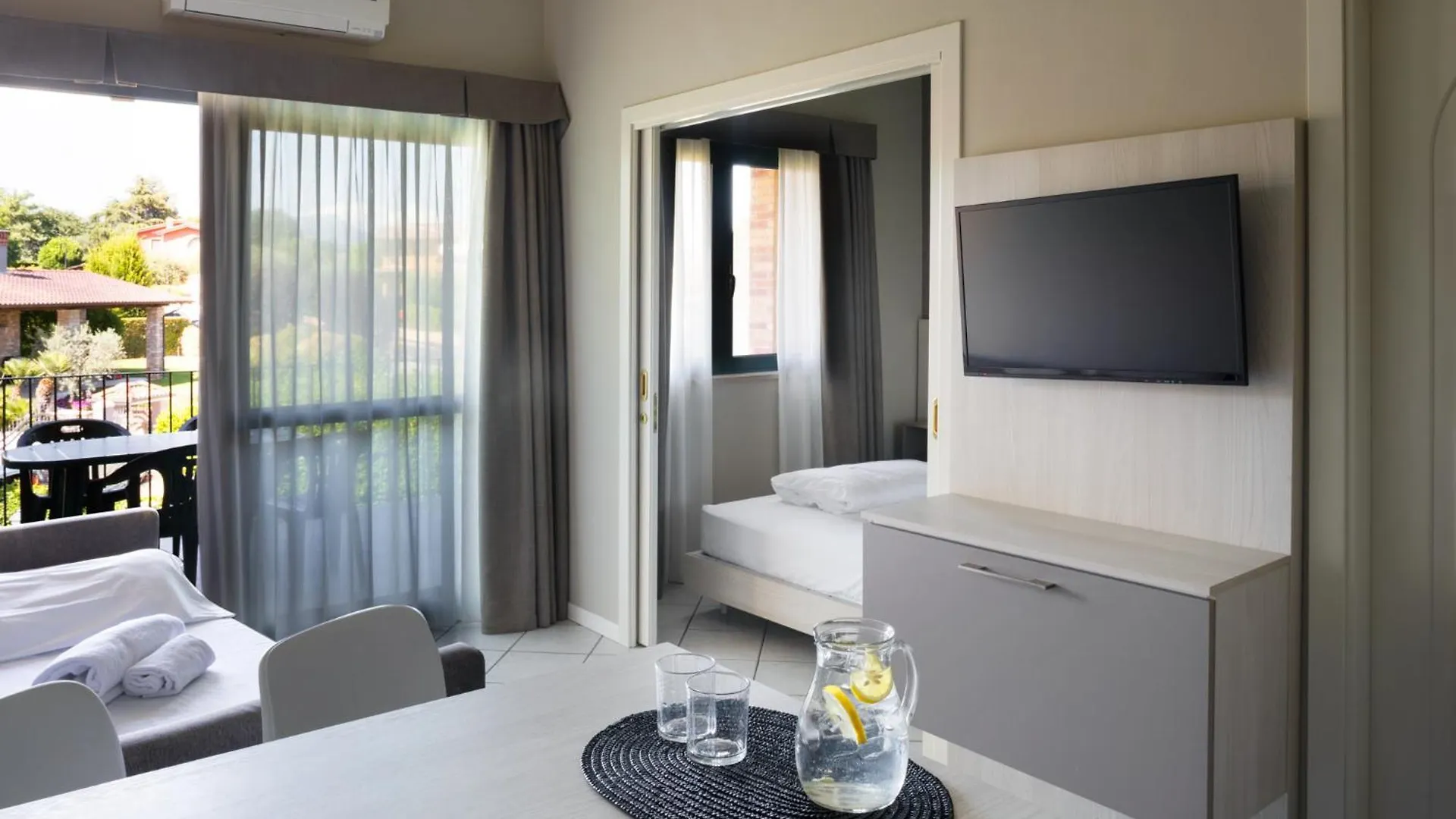 Le Terrazze Sul Lago Apartments contacts